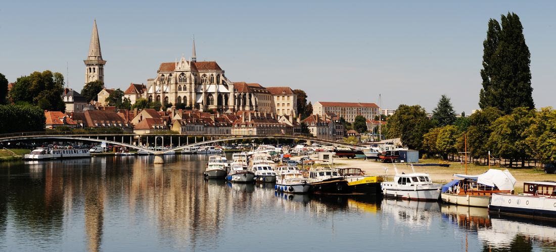 Auxerre: River Yonne and Cityscape