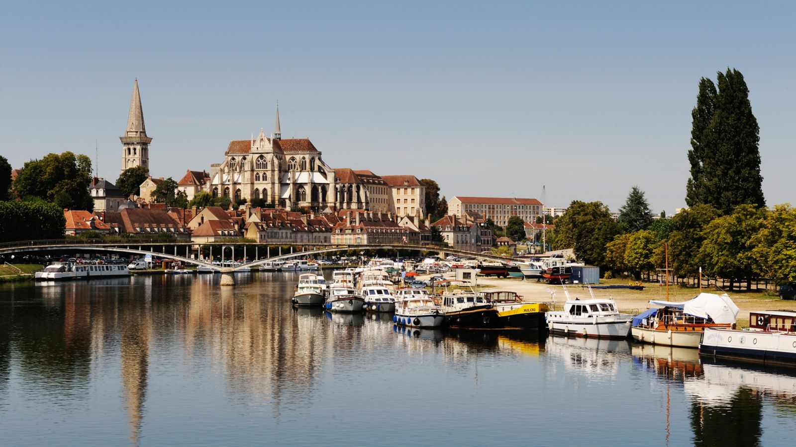 Auxerre: River Yonne and Cityscape