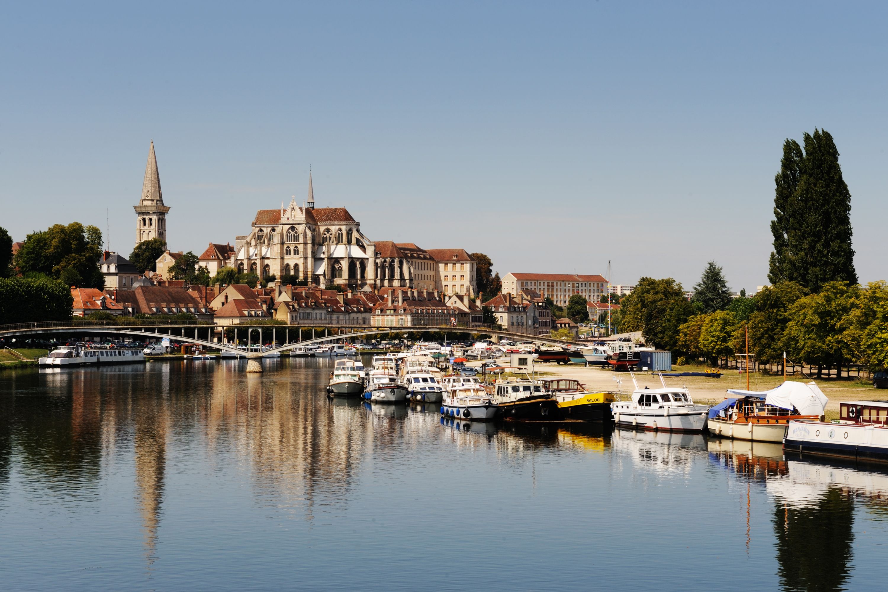 Auxerre: River Yonne and Cityscape