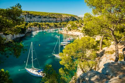 Calanque de Port-Miou in der Nähe von Cassis bei Marseille mit kleinen Segelbooten zwischen Felsen