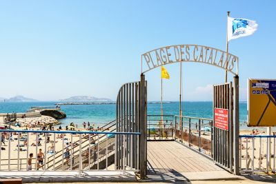 Eingangstor zum Plage des Catalans, einem berühmten Strand von Marseille