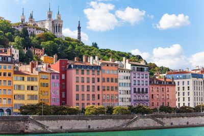 Coloridas fachadas de Lyon junto al río Saona, con la basílica de Fourvière coronando la colina