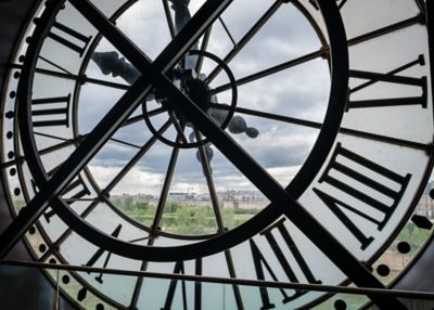 Reloj del Museo de Orsay en París con vista de la ciudad a través del cristal