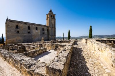 Fortaleza de la Mota e Iglesia mayor abacial en Alcalá la Real, España, con ruinas en primer plano