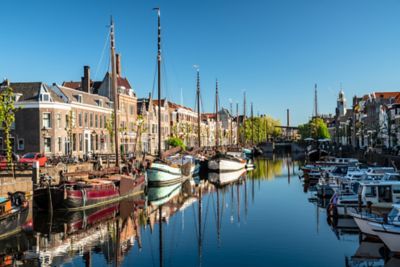 Bateaux amarrés le long d'un canal dans le quartier de Delfshaven, à Rotterdam