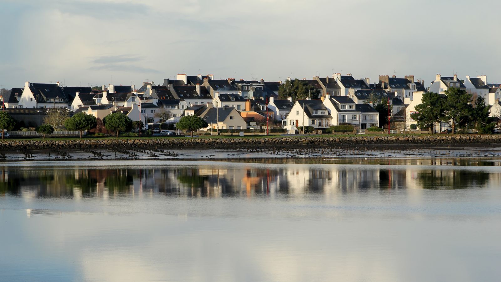 Waterfront Serenity in Lanester