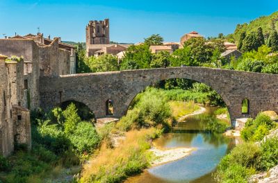 Pont en pierre enjambant la rivière de l’Orbieu à l’entrée du village de Lagrasse, classé parmi les Plus Beaux Villages de France