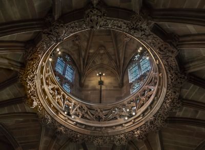 Üppig verzierte Kuppel mit neugotischen Fenstern im Dach der John Rylands Library in Manchester