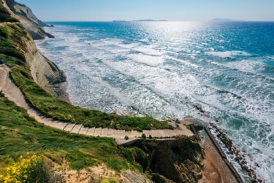 Klippen am Logas Beach nahe Peroulades, einem für seinen Sonnenuntergang berühmten Strand auf Korfu