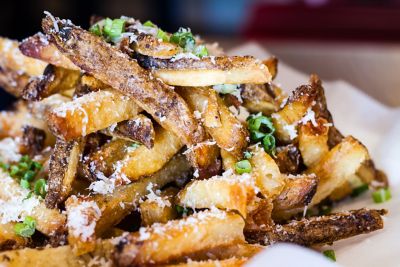 Généreux plat à base de frites servi dans un pub