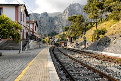 Edificio de la estación de El Chorro-Caminito del Rey con imponentes montañas rocosas al fondo