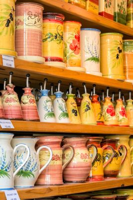 Briques à vin, bouteilles à huile d’olive et carafes d’eau en céramique colorées dans une boutique des Baux-de-Provence