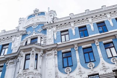 Blau-weiße Fassade des Jugendstilgebäudes in der Elizabetes iela Nr. 10b in Riga