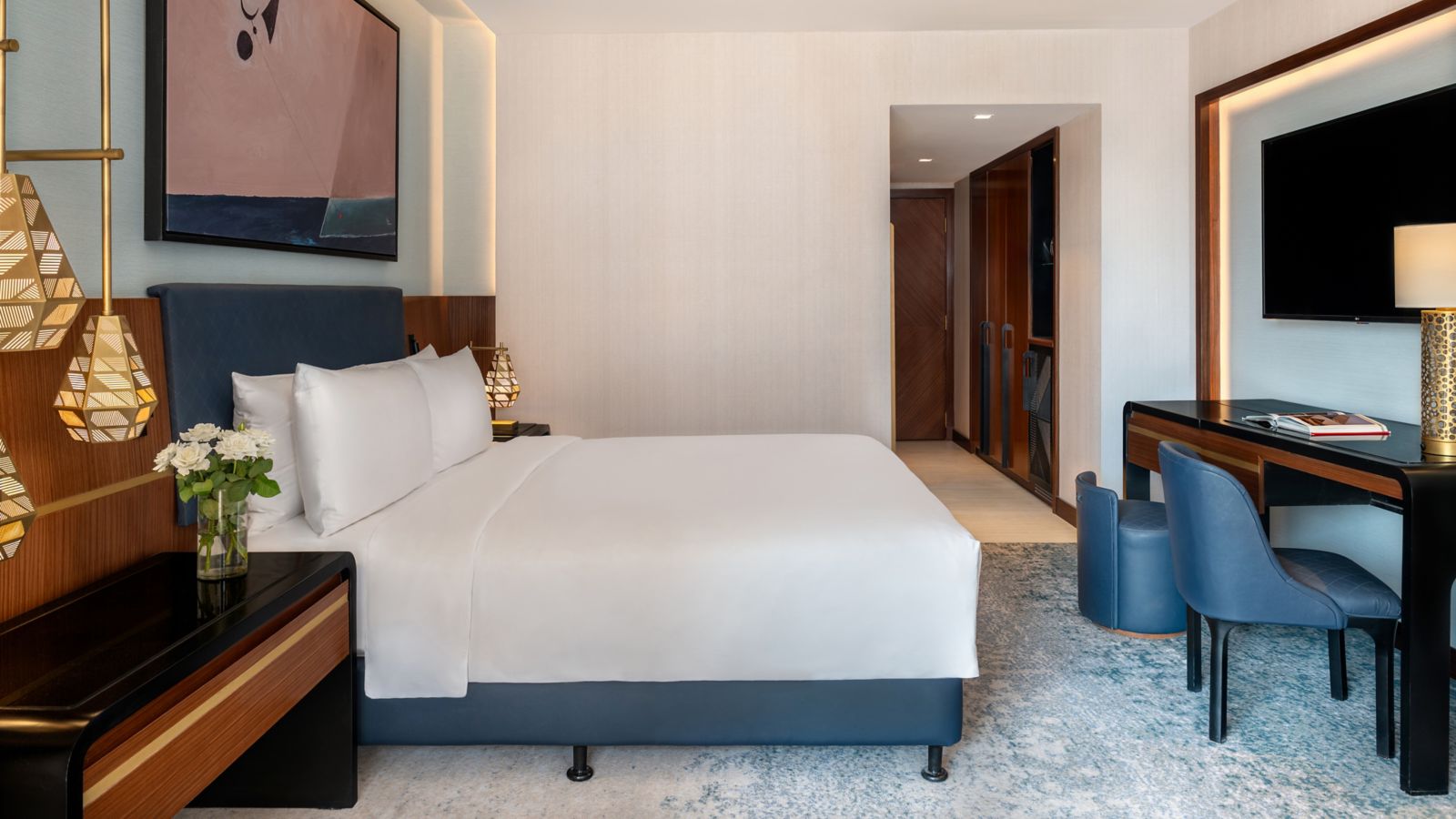 Inviting Hotel Room with Modern Decor