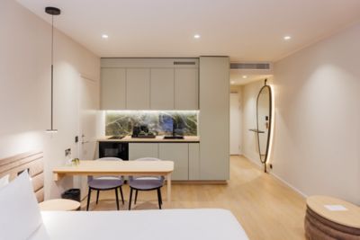 Küchenzeile und Esstisch in einem hellen und modernen Studio im Novotel Tallinn