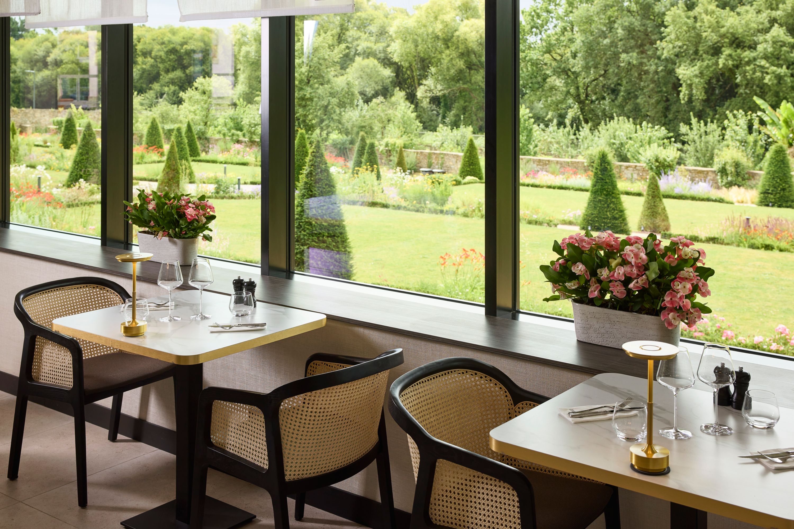 Accor Hotel: Serene Dining with Garden View