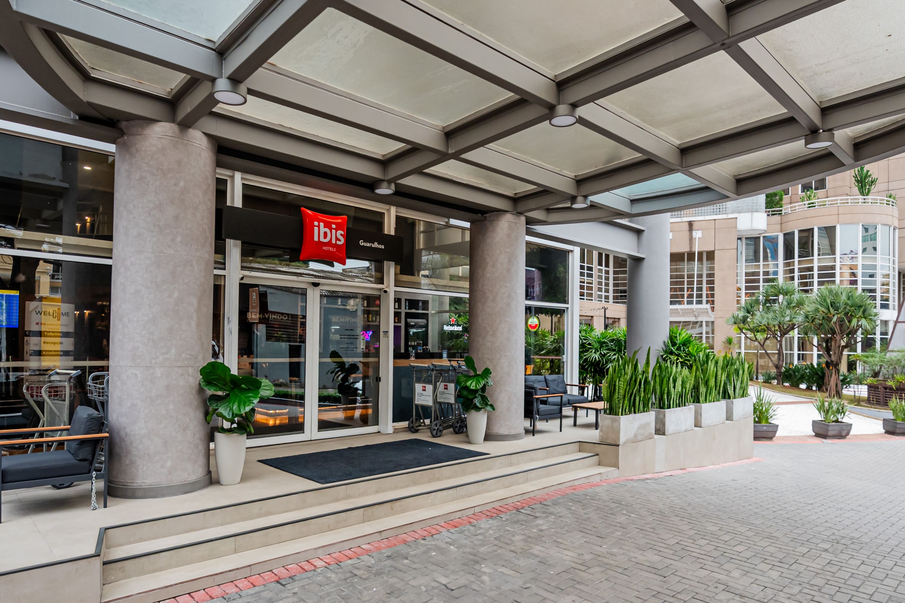 ibis Guarulhos Hotel Entrance