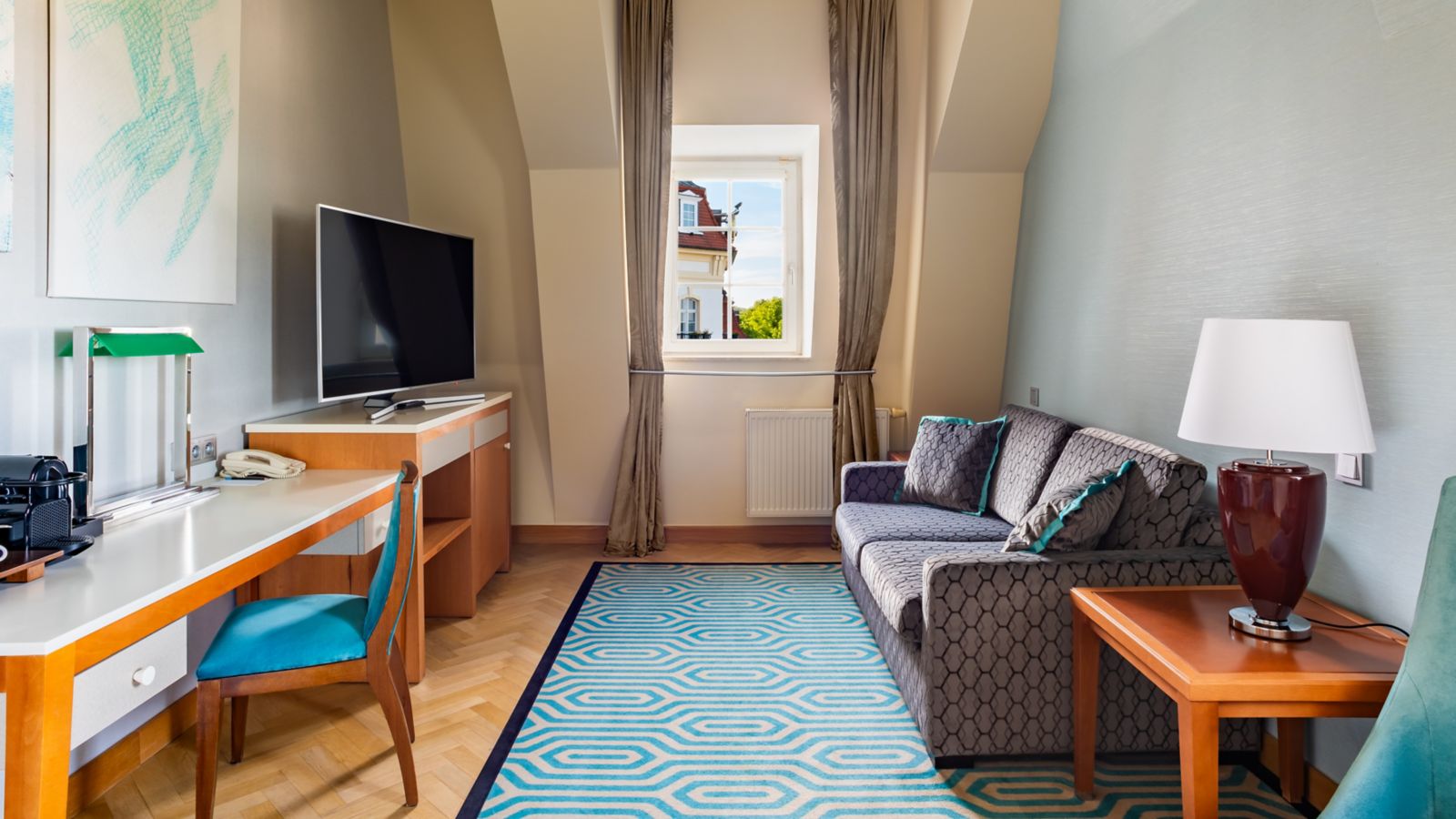 Inviting Hotel Room with Modern Amenities