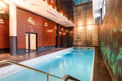 Piscine intérieure dans un hôtel à Paris