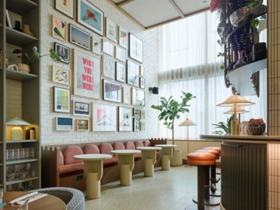 Fauteuils et des tables dans le social Hub du TRIBE London Canary Wharf