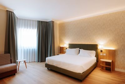 Modernes, elegantes Hotelzimmer im Mövenpick Hotel Bari