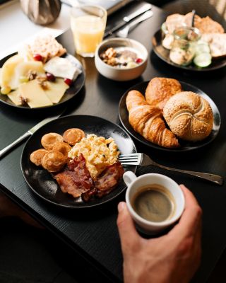 Petit déjeuner gourmand à base de viennoiseries, de yaourt, de jus, de café et de fruits frais, servi à l’hôtel Le Marin Hotel Rotterdam City
