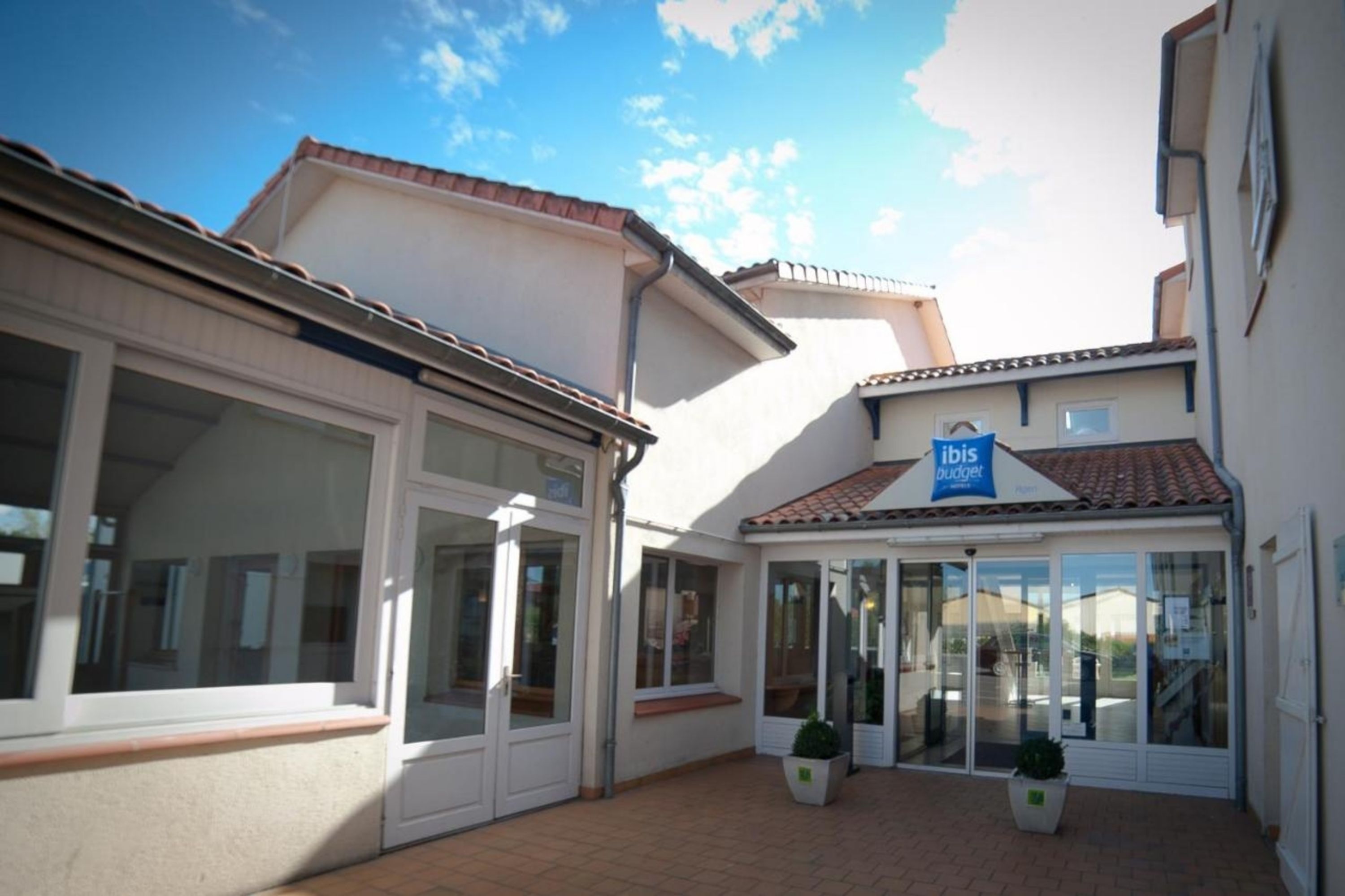 ibis budget Agen - France: Sunny Courtyard View