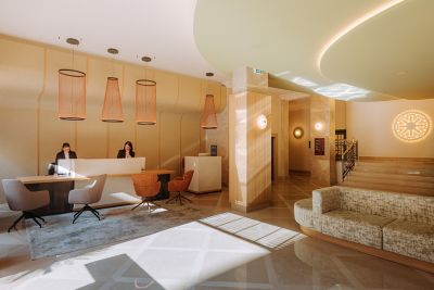 Moderner Empfangsbereich im Mövenpick Hotel Bari mit Sesseln und Sofa