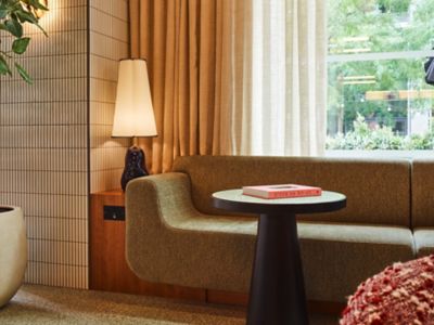 Livre posé sur une table dans le salon détente du TRIBE London Canary Wharf