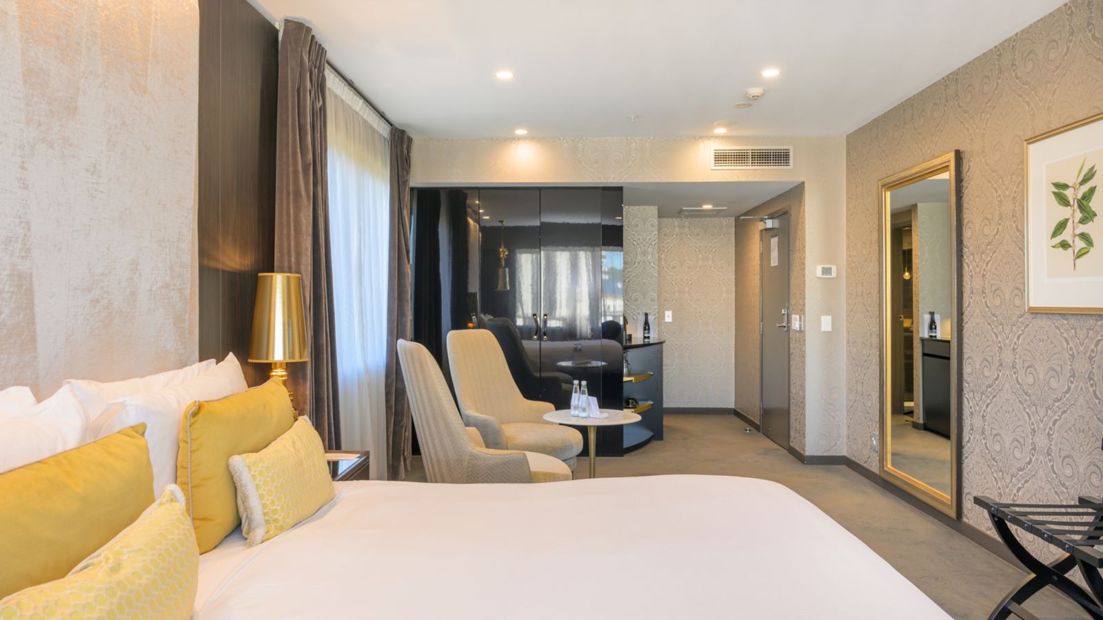 Elegant Hotel Room - Comfort and Style