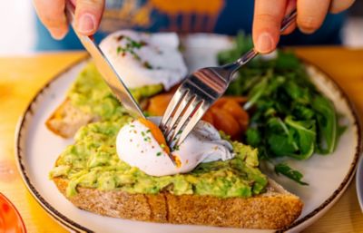 Avocado toast avec œuf poché et tranches de saumon lors d’un brunch