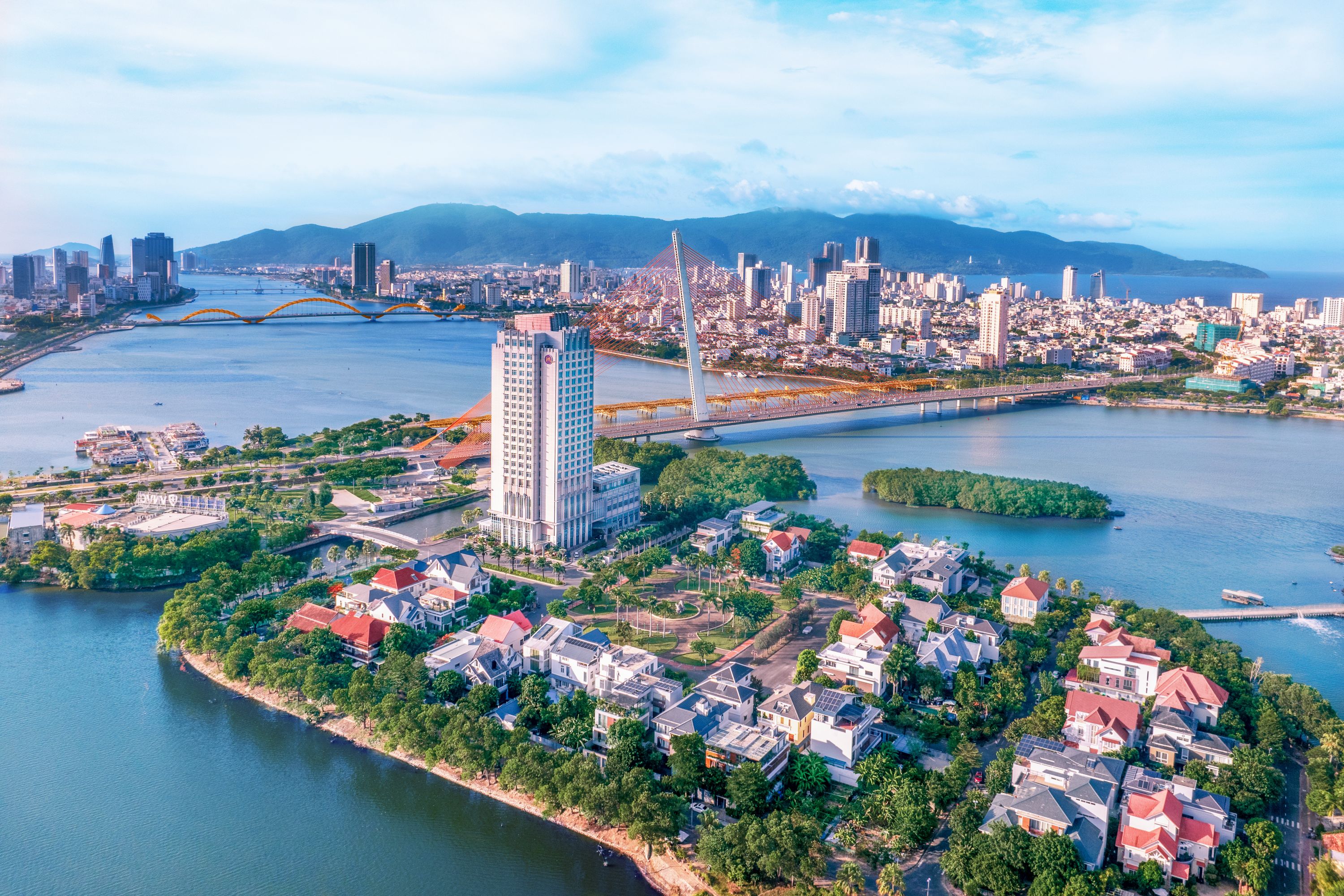 Grand Mercure Danang: Waterfront Luxury