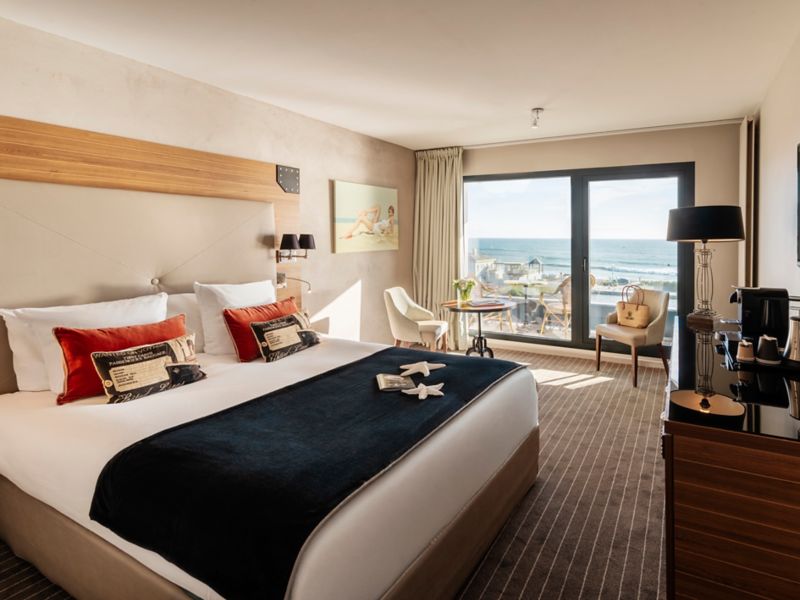 Oceanfront Hotel Room with Balcony View