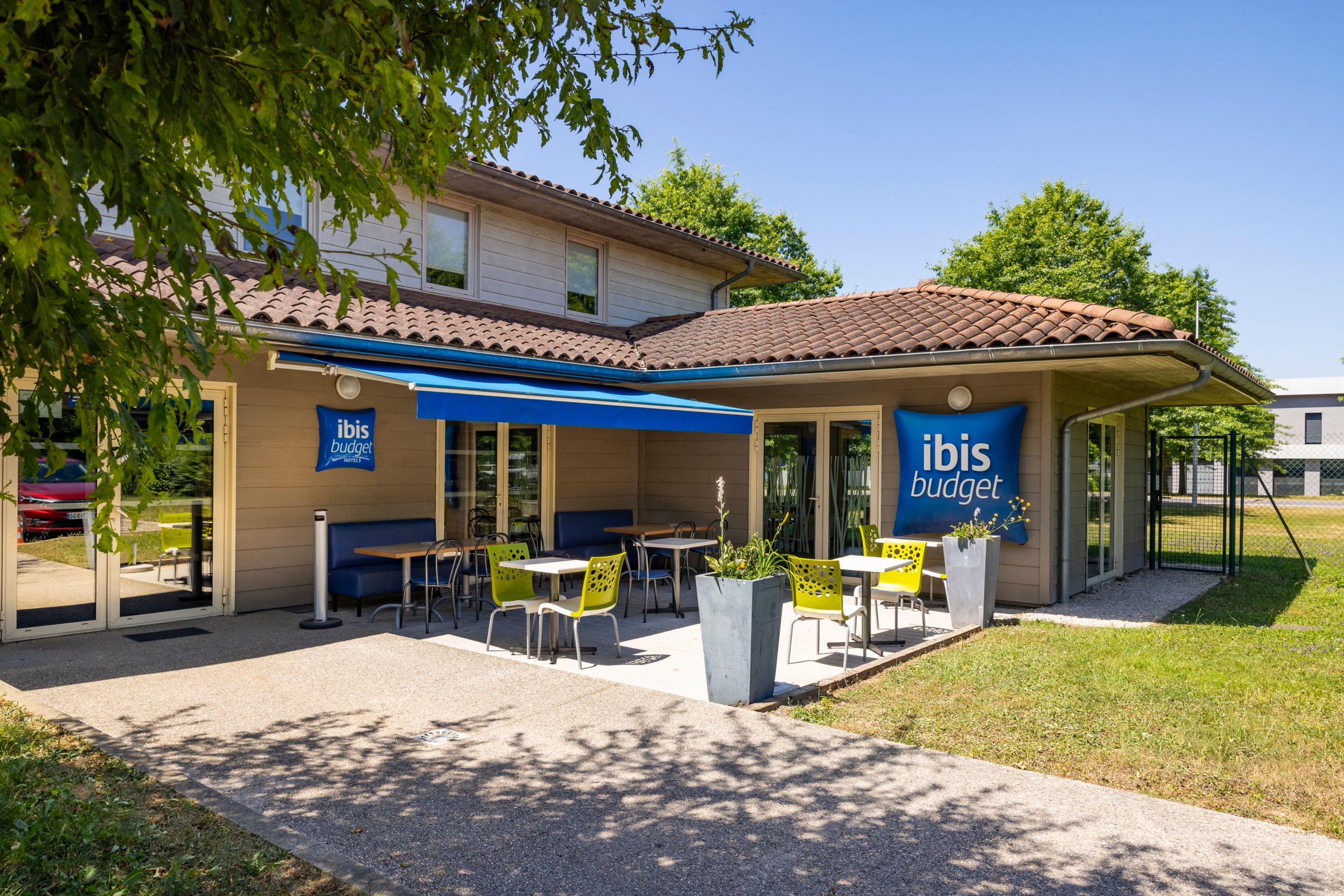 ibis budget Bourg-en-Bresse: Sunny Outdoor Patio