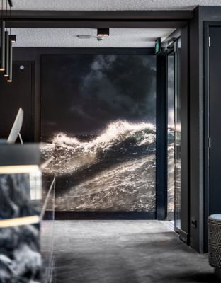 Tableau décoratif représentant la mer dans des tons noir et blanc, à l’entrée de l’hôtel Le Marin Hotel Rotterdam City