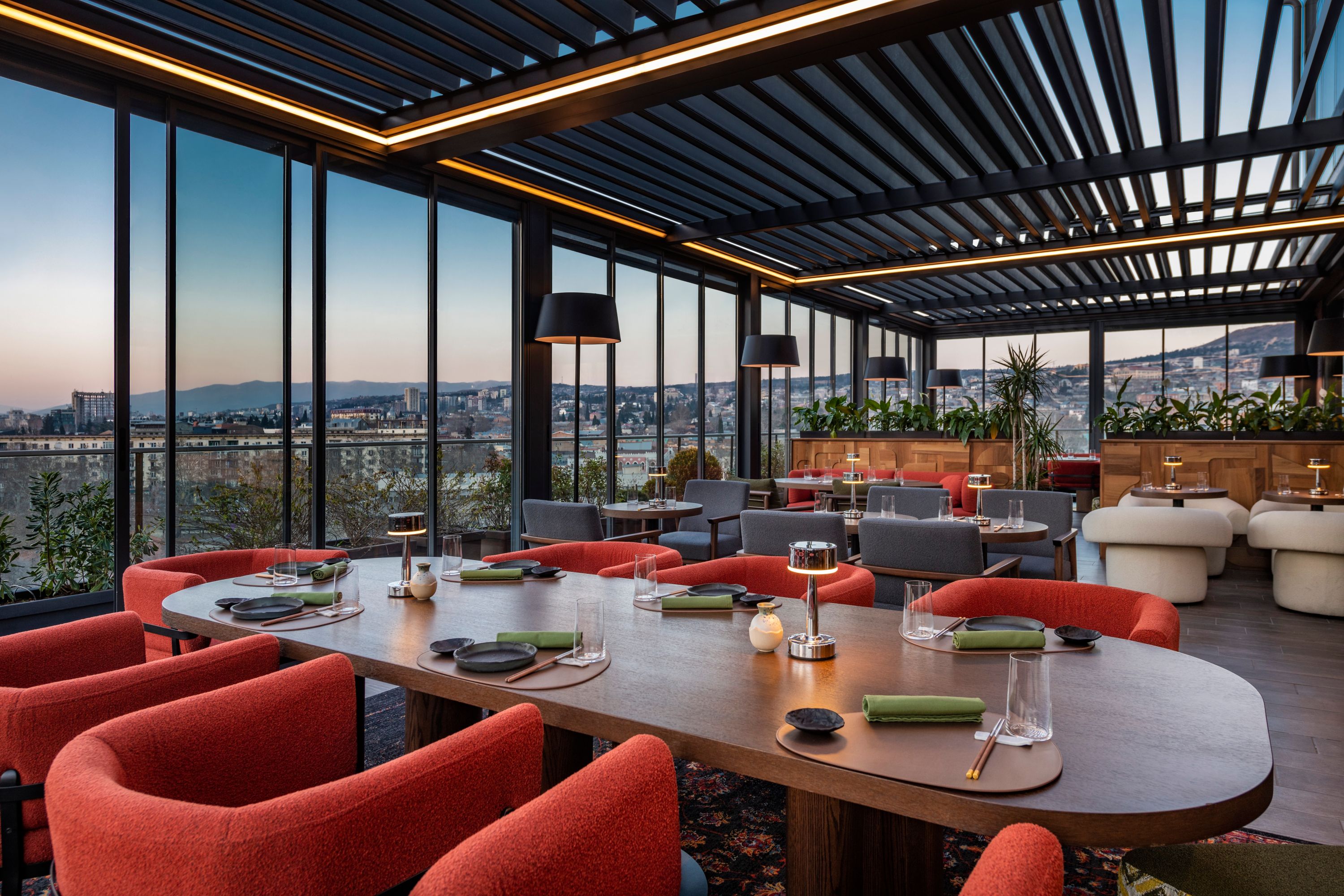 Tables dressées au restaurant Atmosphere, avec vue sur la ville de Tbilisi