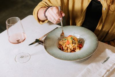 Ansprechend angerichtetes Dinner im Connubio Bistrot des Mövenpick Hotel Bari