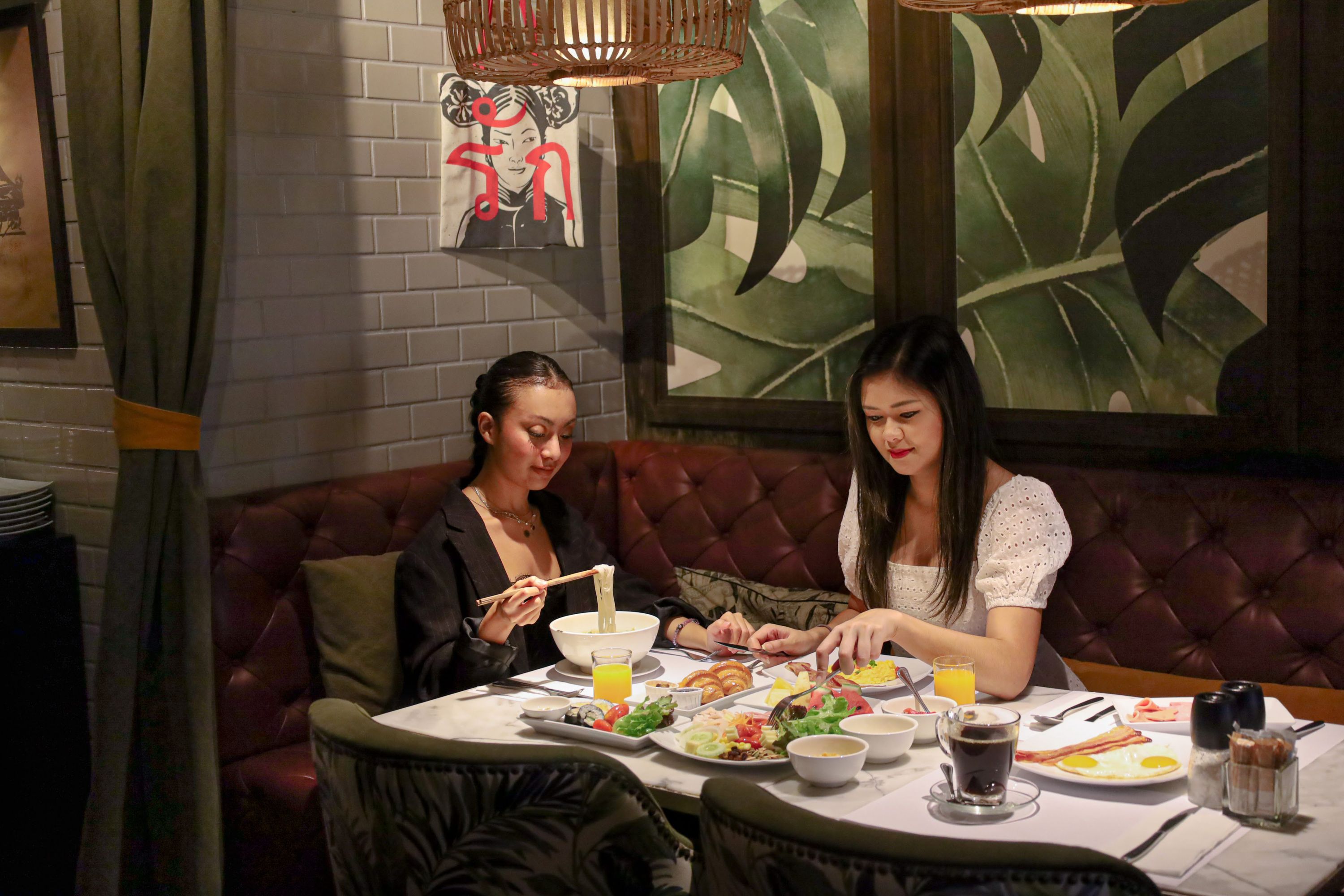 Women dining at Mercure Bangkok Sukhumvit 11