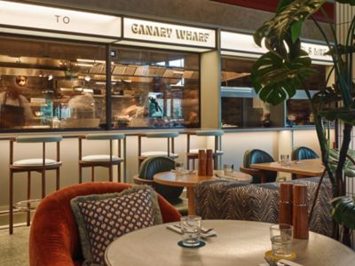 Comptoir éclairé et assises confortables du bar au TRIBE London Canary Wharf