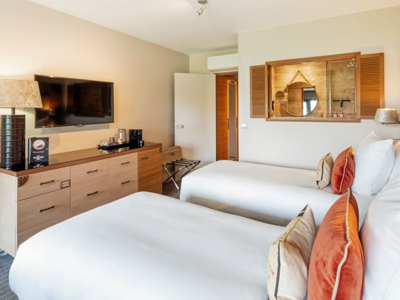 Inviting Twin Room at Lodge du Lac d'Annecy