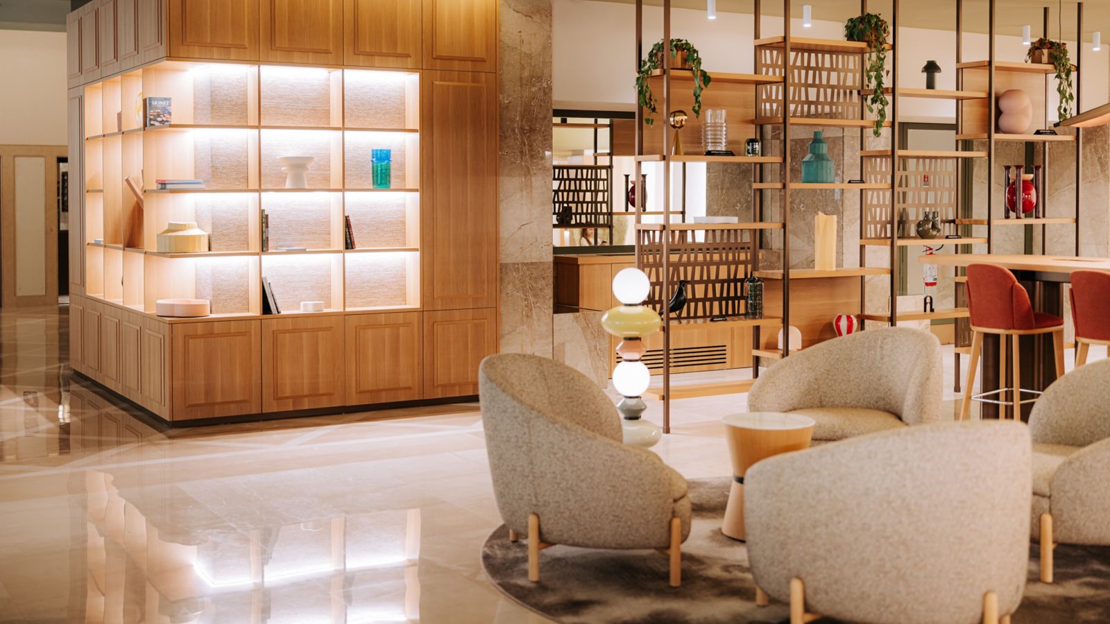 Gemütliche Sofaecke im modernen Lobbybereich des Mövenpick Hotel Bari