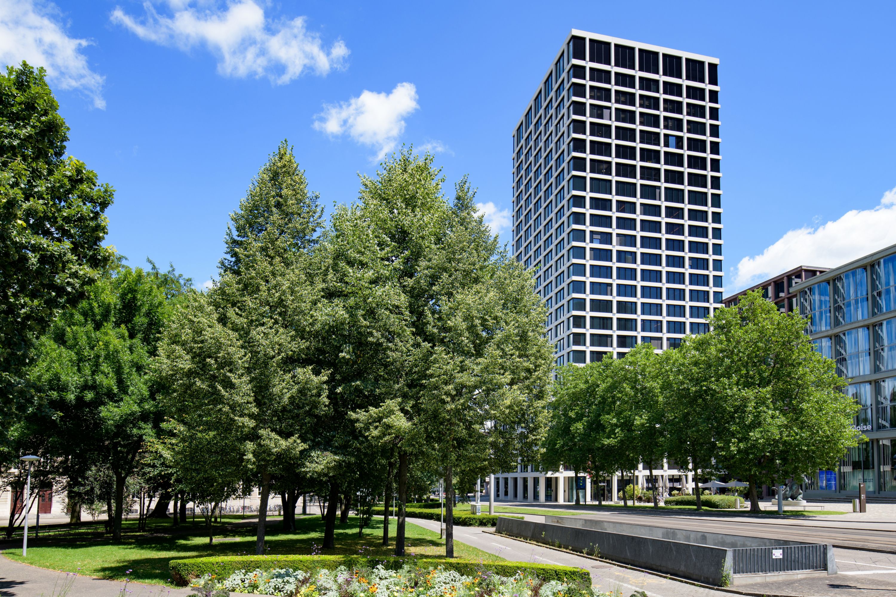 Modern High-Rise in a Vibrant Cityscape