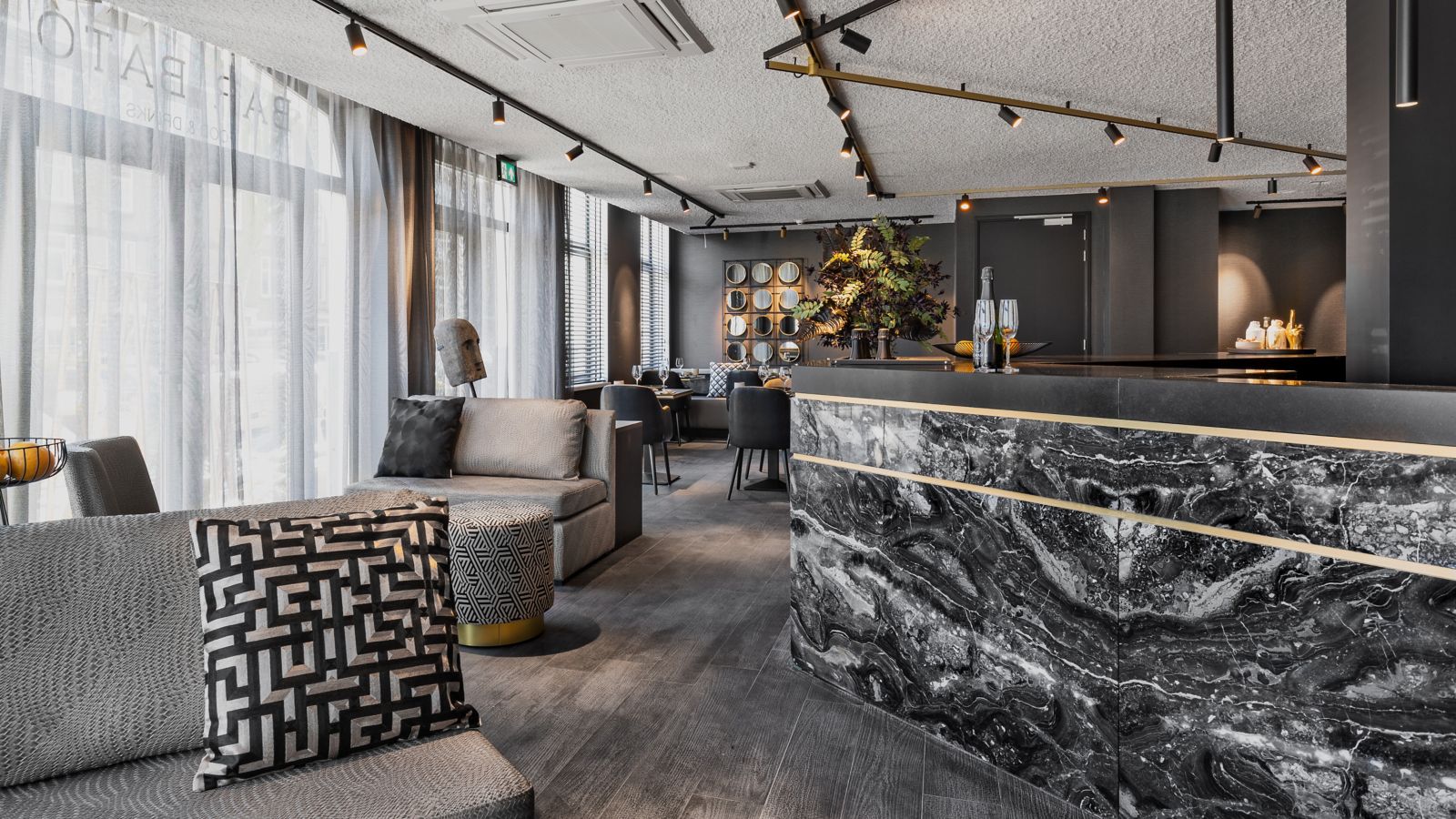 Élégante décoration en noir et blanc dans le bar de l’hôtel Le Marin Hotel Rotterdam City