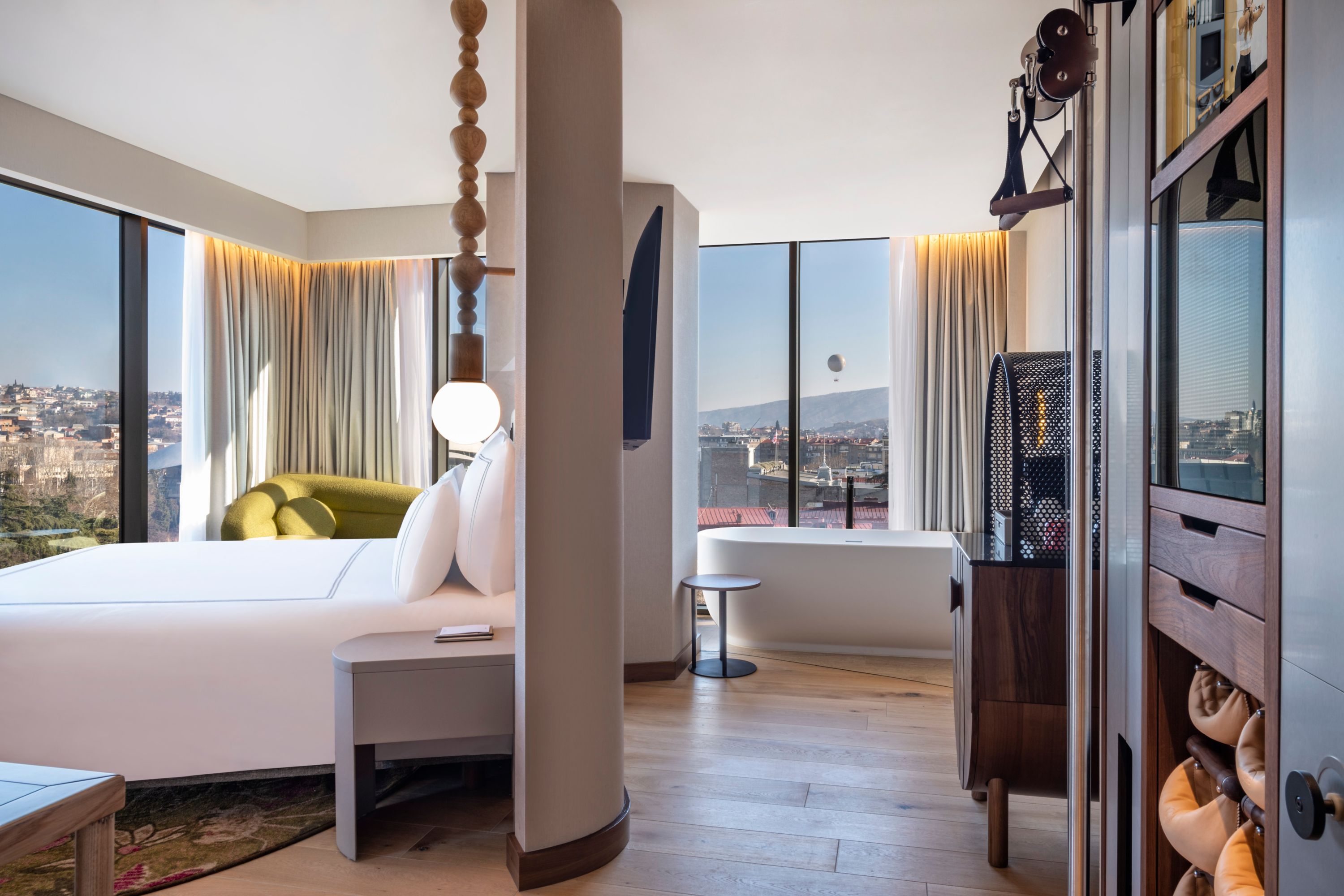 Chambre Swiss Vitality avec espace nuit et salle de bain élégante