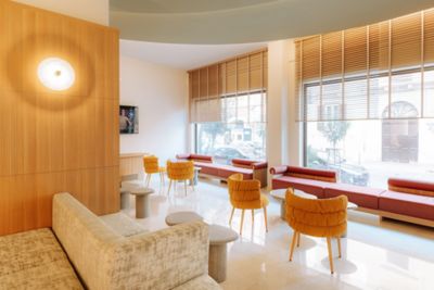 Sofaecke im Lobbybereich des Mövenpick Hotel Bari mit kleinen Tischen und Sesseln