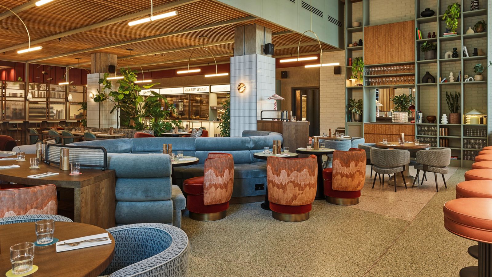 Bar et restaurant de l’hôtel TRIBE London Canary Wharf, avec tables dressées et décoration design