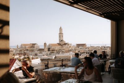 Frühstücksterrasse im Mövenpick Hotel Bari mit herrlichem Blick über die Altstadt