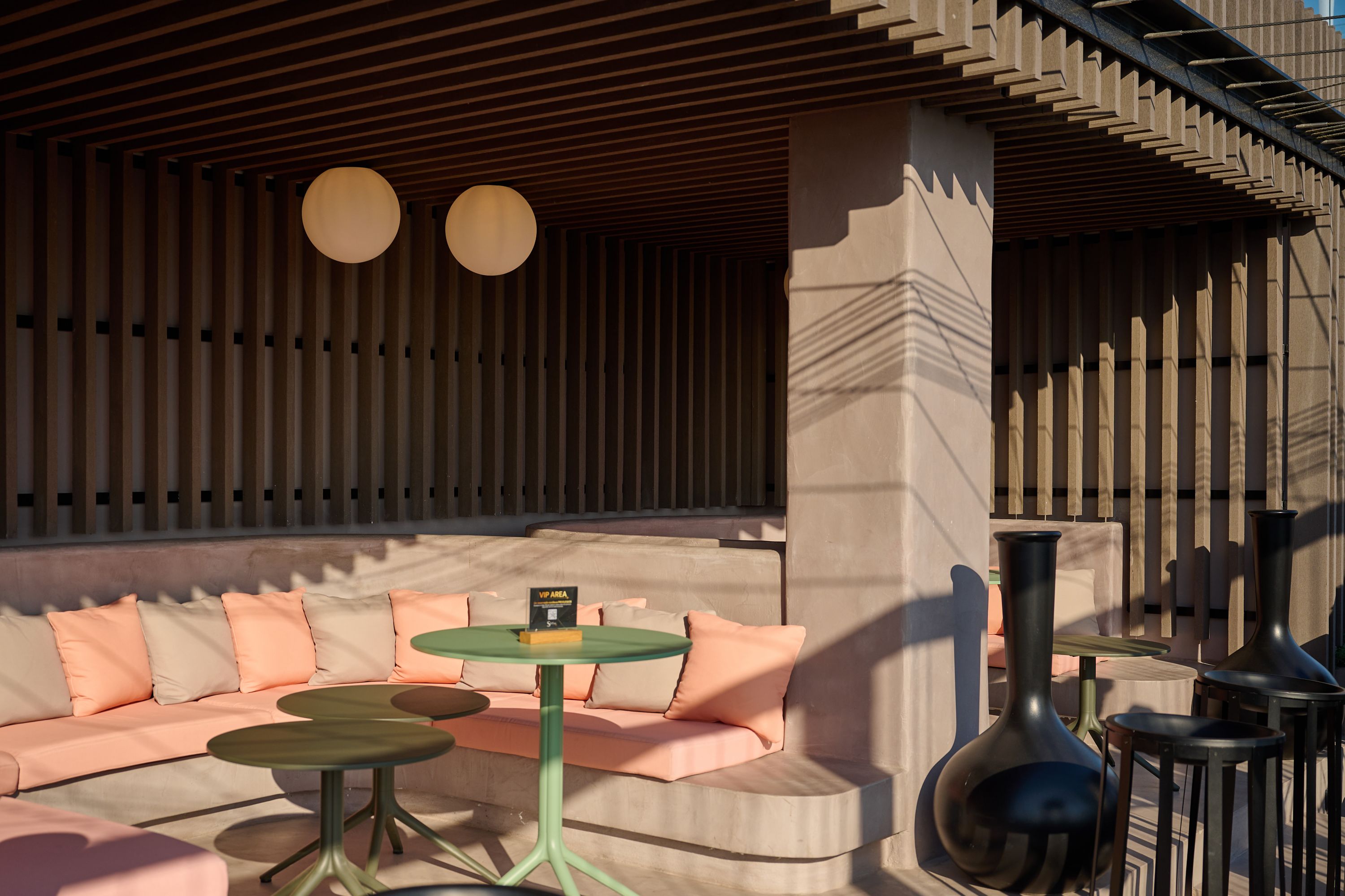 Banquette confortable sur la terrasse sur le toit du Novotel Valencia Lavant