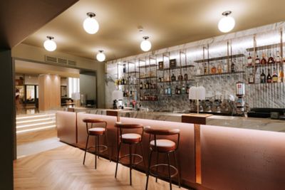 Moderne und behagliche Bar im Connubio Bistrot des Mövenpick Hotel Bari