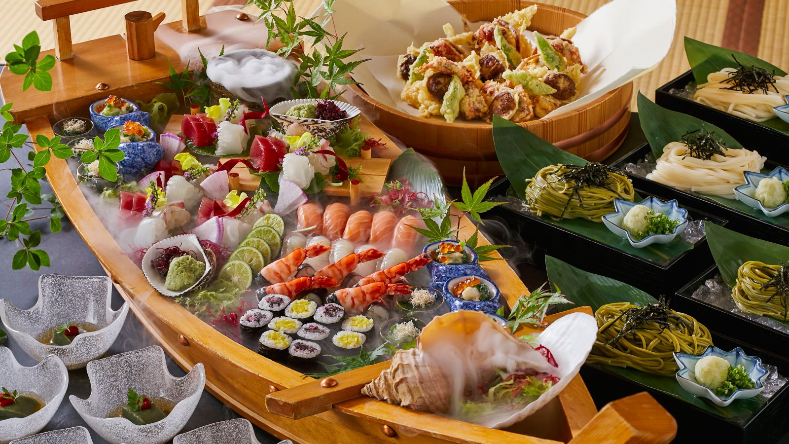 Fotografía de un barco de sushi en un restaurante.